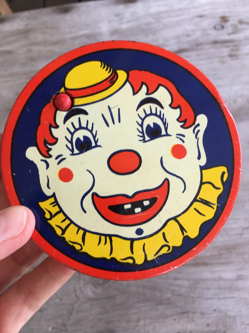 Antique Clown Litho Kirchhof Noise Maker Round Ratchet Style w/ Wooden Handle Ca. 1940s image 4