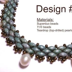 Könnte beinhalten: Nahaufnahme einer grünen und braunen Perlenkette mit tropfenförmigen Perlen. Die Kette ist aus Superduo-Perlen und 11/0-Perlen gefertigt. Der Text "Design #4" und "Materialien: Superduo-Perlen 11/0-Perlen Tropfenförmige (oben gebohrte) Perlen" ist im Bild sichtbar.