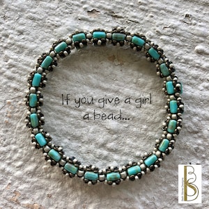Könnte beinhalten: Ein türkisfarbenes und silbernes Perlenarmband mit dem Text "If you give a girl a bead..." im Hintergrund.