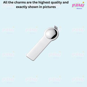 Op de afbeelding: Een glanzende, zilverkleurige bedel met een afgeronde bovenkant en een rechthoekige handgreep. De bedel heeft een klein, rechthoekig element aan de bovenkant. De tekst op de afbeelding luidt: "All the charms are the highest quality and exactly shown in pictures."