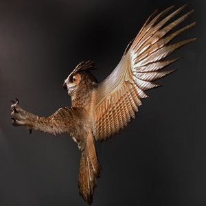 Owl Wood Sculpture Attacking Pose Jason Tennant immagine 3