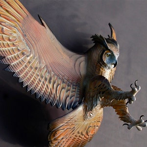 Owl Wood Sculpture Attacking Pose Jason Tennant immagine 1