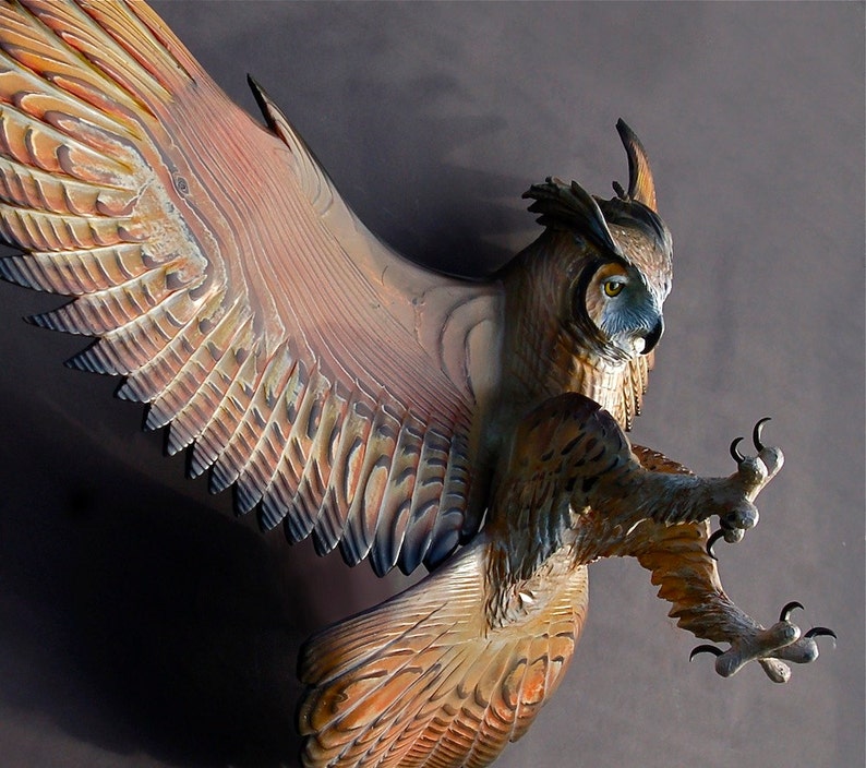 Owl Wood Sculpture Attacking Pose Jason Tennant immagine 1