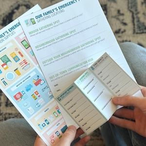 Könnte beinhalten: Ein Satz druckbarer Notfallvorbereitungs-Checklisten und ein kleines Heft mit Kontaktinformationen. Die Checklisten beinhalten Abschnitte für Sammelpunkte, Evakuierungsvorräte und wichtige Nummern. Das Heft enthält Abschnitte für Sammelpunkte, wichtige Nummern und andere Kontakte.