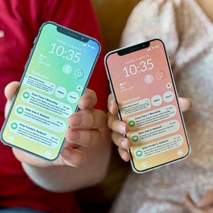 Op de afbeelding: Twee smartphones tonen de tijd 10:35 en meldingen. Eén telefoon heeft een groene en gele gradiënt achtergrond, de andere een roze en gele. De schermen tonen de datum, tijd en meldingsdetails.