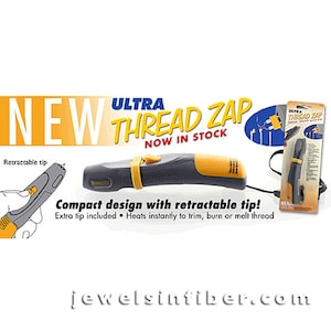 Könnte beinhalten: Ein gelbes und graues Handgerät namens "Ultra Thread Zap" mit einer einziehbaren Spitze. Das Gerät dient zum Trimmen, Brennen oder Schmelzen von Garn. Der Text "Neu" und "Jetzt auf Lager" ist auf dem Bild zu sehen.