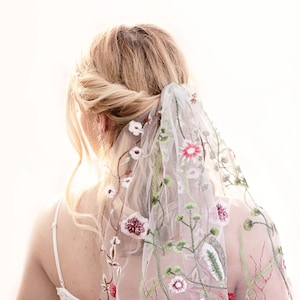 Short flower bridal veil, Wildflower veil, Embroidered flower veil blusher