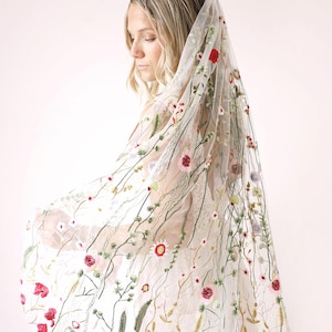Embroidered Wildflowers Bridal Veil l Boho Flower Wedding Veil image 3
