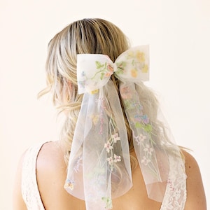 Lazo de pelo de tul con flores bordadas