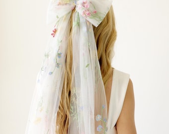 Lazo de tul para el cabello de novia con flores bordadas | Accesorio floral único para novias