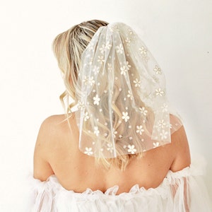 Mini floral party veil