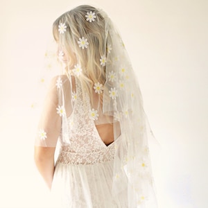 Summer of love veil, Daisy bridal veil, Unique veil, Wedding veil flowers