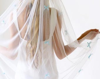 Velo de novia con lazos dispersos, velo de novia de tul suave con algo azul.