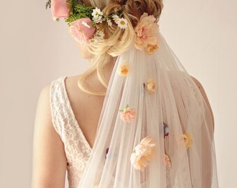 Flower veil, Floral bridal veil, White flower veil, Unique bridal veil, Floral wedding veil, White tulle veil, Fingertip