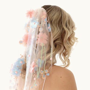 Floral bridal veil with pink flowers