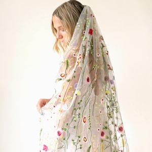 Embroidered Wildflowers Bridal Veil l Boho Flower Wedding Veil image 1