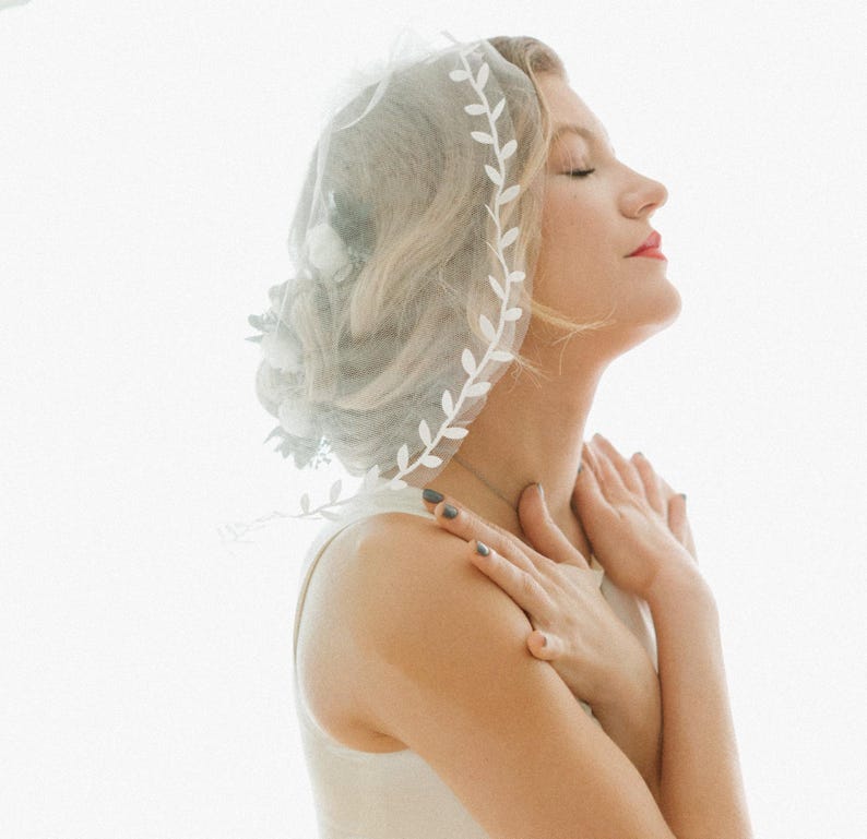 Voile mariée court blusher tulle bordure feuilles brodées