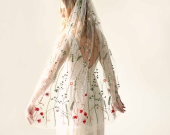Flower Embroidered Bridal Veil Lace Floral Wedding Veil Fingertip Length Wildflower Veil with Metal Comp