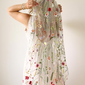 Embroidered Wildflowers Bridal Veil l Boho Flower Wedding Veil image 2