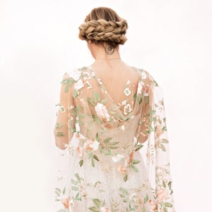 Capa nupcial con bordado de rosas: estilo drapeado con clips
