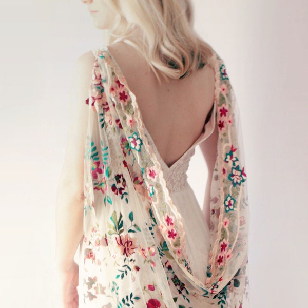 capa nupcial con rosas bordadas