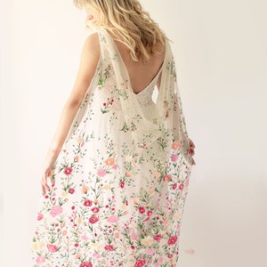 Rosa Blumen besticktes Brautcape