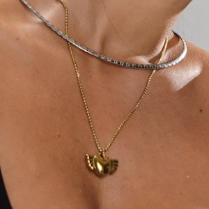 Collar de corazón con alas de ángel doradas, colgante de corazón alado, collar de cadena dorada, colgante minimalista de oro, collar de amor delicado, regalo para ella