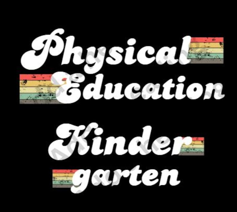 Puede incluir: Un dise&ntilde;o gr&aacute;fico retro con el texto "Physical Education Kindergarten" en letras blancas con un dise&ntilde;o de rayas de arco&iacute;ris detr&aacute;s de cada palabra.