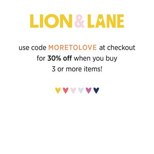 以下が含まれることがあります： 黄色とピンクのLION & LANEのロゴ。テキスト「use code MORETOLOVE at checkout for 30% off when you buy 3 or more items!」6つのカラフルなハートの列：黄色、ピンク、ライトピンク、白、ピンク、ネイビーブルー。