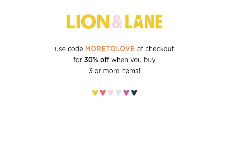 以下が含まれることがあります： 黄色とピンクのLION & LANEのロゴ。テキスト「use code MORETOLOVE at checkout for 30% off when you buy 3 or more items!」6つのカラフルなハートの列：黄色、ピンク、ライトピンク、白、ピンク、ネイビーブルー。