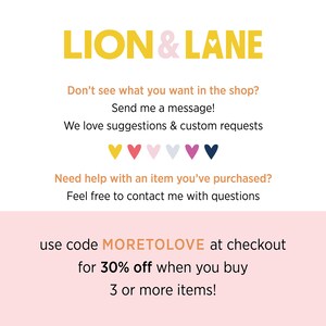以下が含まれることがあります： 黄色と白で「LION & LANE」というテキストが入ったグラフィック。 「お店で欲しいものが見つからない？メッセージを送ってください！」と「ご提案やカスタムリクエストをお待ちしております。」というフレーズが含まれています。