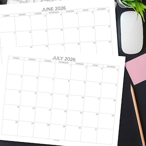 以下が含まれることがあります： 2026年6月と7月の2つの開いた空白の月間カレンダー。カレンダーは白で、黒い文字とグリッド線があります。コンピュータマウス、ピンクの付箋、鉛筆が背景にあります。