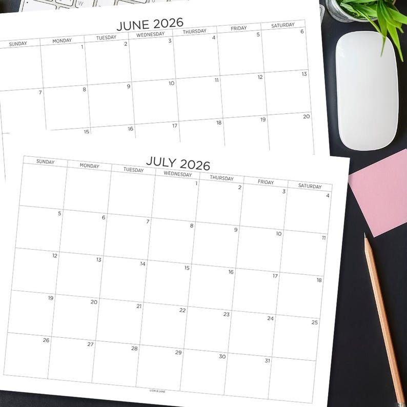 以下が含まれることがあります： 2026年6月と7月の2つの開いた空白の月間カレンダー。カレンダーは白で、黒い文字とグリッド線があります。コンピュータマウス、ピンクの付箋、鉛筆が背景にあります。