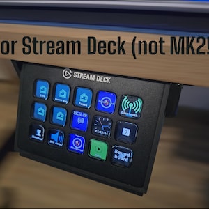 Könnte beinhalten: Ein schwarzes Stream Deck-Bedienfeld mit mehreren beleuchteten Tasten. Auf dem Bedienfeld steht "STREAM DECK" und "For Stream Deck (not MK2!)". Die Tasten zeigen Symbole und Text für verschiedene Funktionen an, darunter "Live", "Bluetooth" und "Sound board".