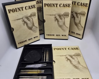 Może przedstawiać: Drewniane etui na rzutki z czarnymi ramkami. Etui są grawerowane napisem "POINT CASE" i dłonią trzymającą rzutkę, z tekstem "THROW. HIT. WIN." Otwarte etui odsłania rzutki i akcesoria.
