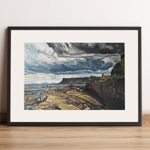 Può includere: Un dipinto che rappresenta una costa rocciosa con un cielo drammatico. Il cielo è un mix di nuvole grigio scuro e blu, con alcune macchie di bianco. Le rocce sono un mix di marrone e grigio, e l'acqua è di un blu profondo. Un piccolo cane bianco si trova su una scogliera in lontananza.