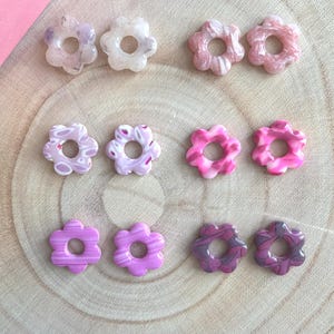 Créoles ovales avec 2 jolies pampilles fleur en argile polymère vernie  interchangeables -  tons chauds et roses