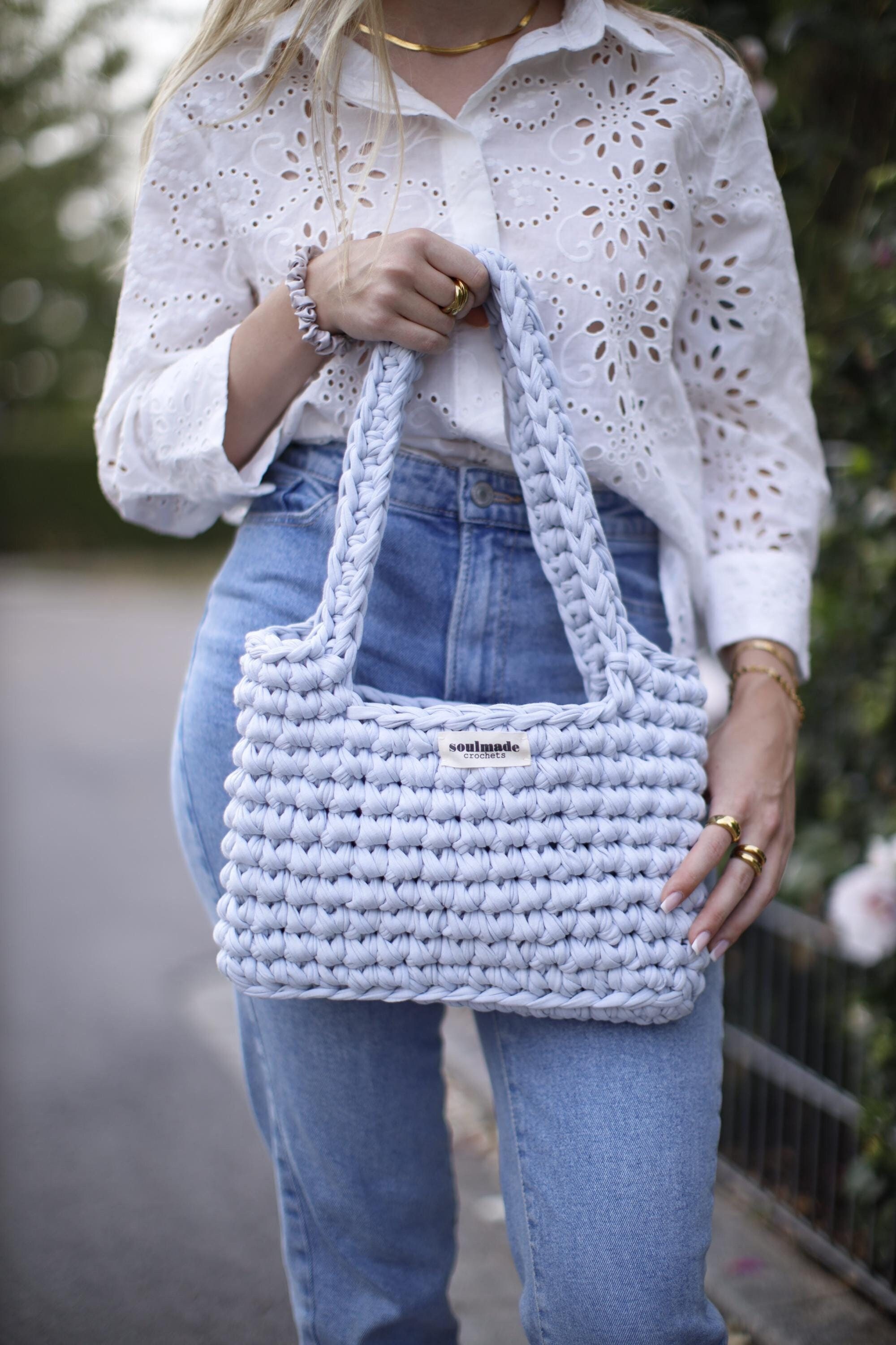 Mini shopper “Edie” realizzata all'uncinetto con il filato per