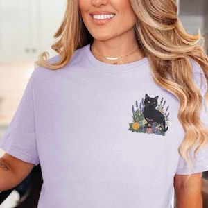 黒猫コテージコア刺繍シャツ、ワイルドフラワーボタニカルキャットTシャツ、快適なカラーシャツ、猫好きの方へのギフト、彼女へのギフト、母の日