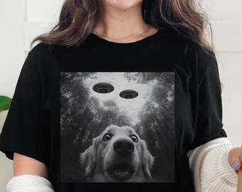Golden Retriever Selfie UFO Graphic Tee: Funny Dog Lover Gift
