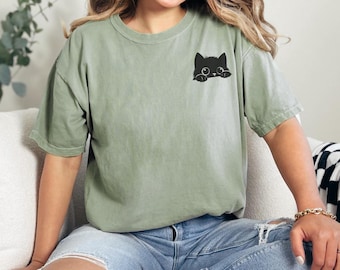 Schwarze Katze späht Komfortfarben T-Shirt - Niedliches Taschendesign, weiche Baumwolle, perfektes Geschenk für Katzenliebhaber & Alltagskleidung