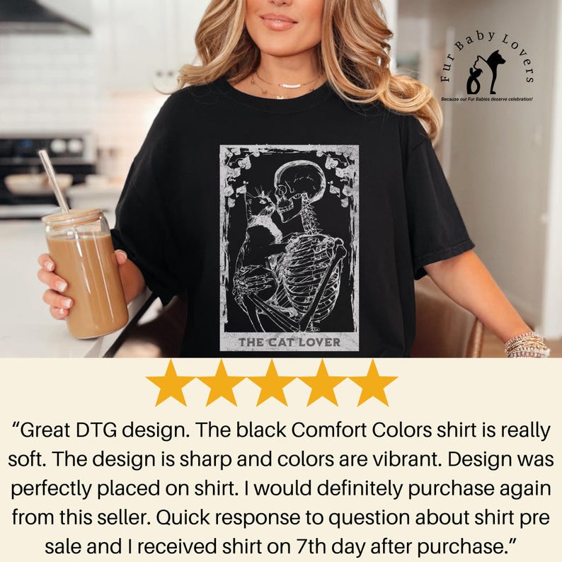 Puede incluir: Camiseta negra con un dise&ntilde;o blanco de un esqueleto abrazando a un gato, con el texto "THE CAT LOVER". Pertenece a la colecci&oacute;n "Fur Baby Lovers".