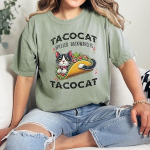 Camiseta divertida con diseño de gato esmoquin y taco en colores cómodos. Tacocat escrito al revés es Tacocat. ¡Un regalo para los amantes de los gatos, los amantes de la comida y los fanáticos de los tacos!