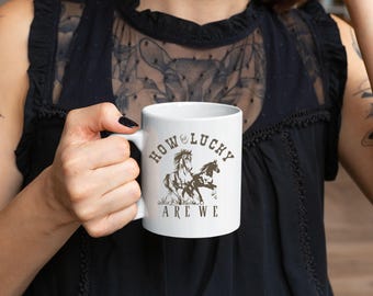 Taza de caballo: ¡Qué suerte tenemos! Taza de cerámica con temática country western.