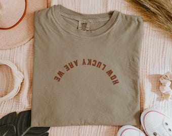 Camiseta "Qué suerte tenemos" con colores cómodos, estética de chica limpia, vaquera emo, atuendo de concierto country, camiseta de salud mental, camiseta country western.