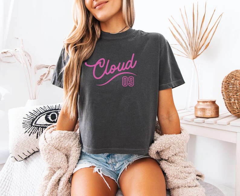 Puede incluir: Un letrero de madera r&uacute;stico con el texto "Welcome to our home" en un estilo manuscrito. El letrero es rectangular, con un acabado envejecido y un dise&ntilde;o sencillo y acogedor. Adecuado para uso en interiores o exteriores.