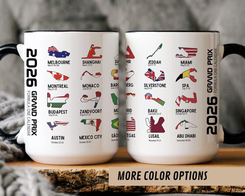 Peut inclure: Deux mugs en c&eacute;ramique blancs avec des anses et des bords noirs. Chaque mug pr&eacute;sente un calendrier de Formule 1 2026 avec les lieux et les dates des courses. Les mugs ont le texte "2026 GRAND PRIX FORMULA ONE CALENDAR" et "MORE COLOR OPTIONS".