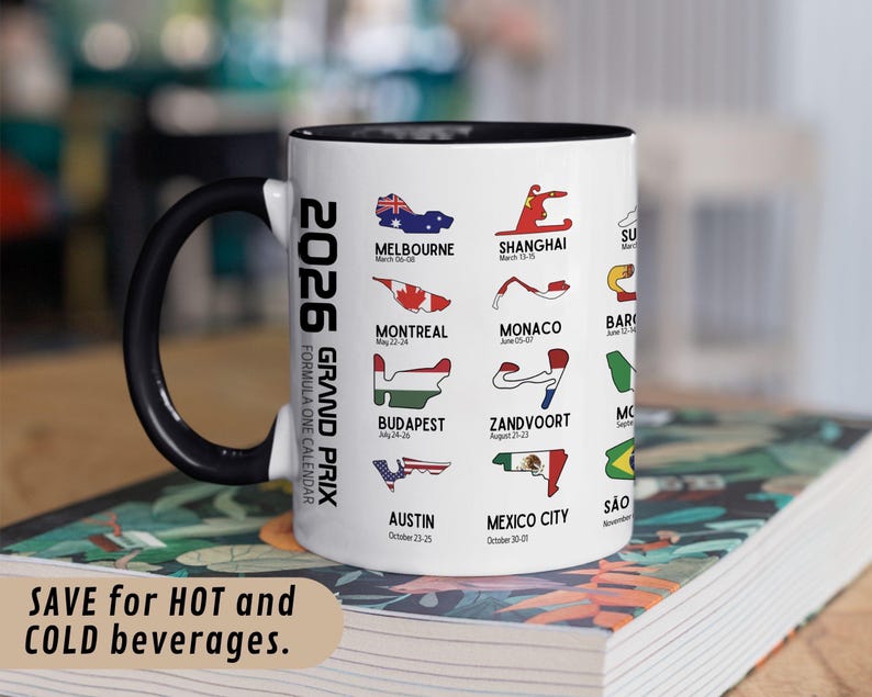 Peut inclure: Mug en c&eacute;ramique blanche avec une anse et un bord noirs, pr&eacute;sentant un calendrier du Grand Prix de Formule 1 2026. La tasse affiche les lieux des courses avec leurs drapeaux et leurs dates. Le texte sur la tasse indique "SAVE for HOT and COLD beverages."