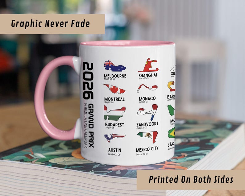 Peut inclure: Un mug en c&eacute;ramique blanc avec un int&eacute;rieur et une anse roses, pr&eacute;sentant un calendrier du Grand Prix de Formule 1 2026. Le mug affiche des trac&eacute;s de circuits et des noms de villes comme Melbourne et Austin. Le texte sur le mug indique "Graphic Never Fade" et "Printed On Both Sides."