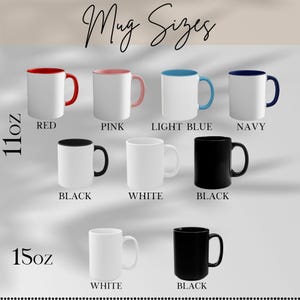 Peut inclure: Plusieurs tasses en c&eacute;ramique de diff&eacute;rentes couleurs, dont rouge, rose, bleu clair, marine, noir et blanc. Les tasses sont disponibles en tailles de 312 ml et 425 ml. Le texte en haut indique "Mug Sizes".
